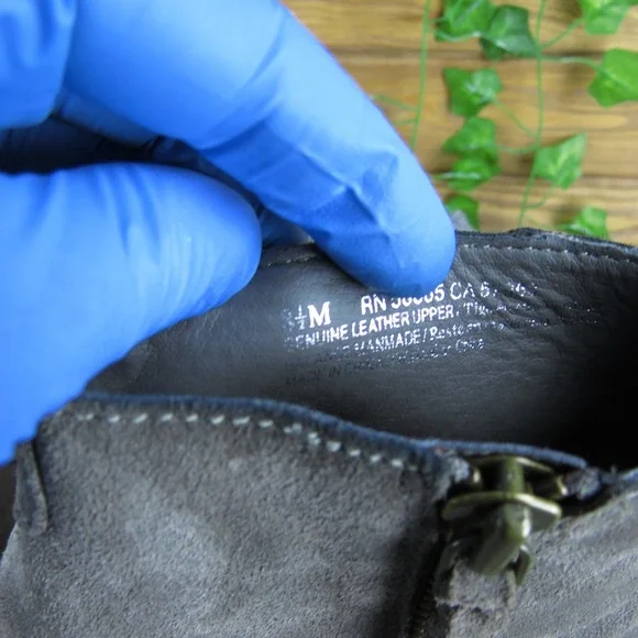 BP‎ Women's 8.5 Gray Suede Ankle Booties Zip Side Tassel Accent Block Heel Shoes - Picture 6 of 8